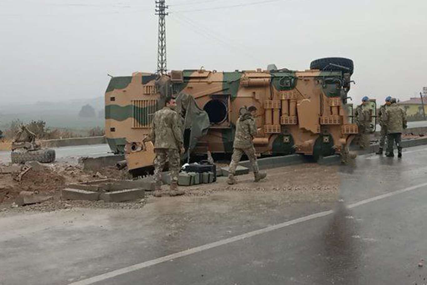 Hatay'da askeri araç devrildi: 3 asker yaralı Hatay'da askeri araç devrildi: 3 asker yaralı